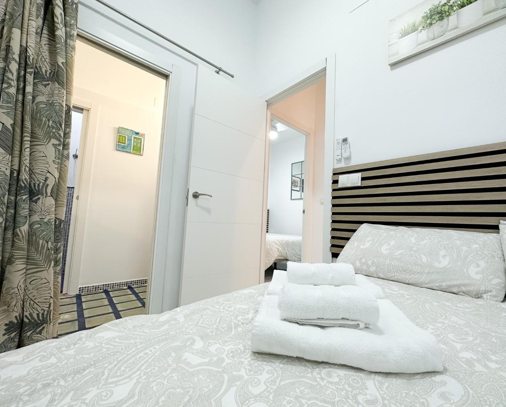 Central Cozy Budget 2Br Apt With Ac, 1 Bath, Private Parking Opt Sevilla Dış mekan fotoğraf